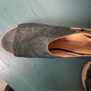 Johnston & Murphy Black Textured Mules